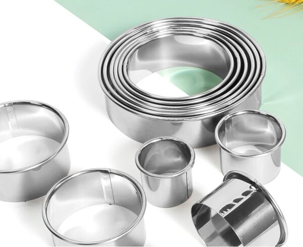 Moules à Biscuits Ronds en Inoxydable – Set de 11 Emporte-pièces Multifonctions
